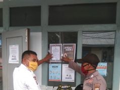 Sat Binmas Polres MTB Tak Kenal Lelah Mengajak Warga Cegah Covid 19 Dengan Tempelkan Maklumat Kapolri
