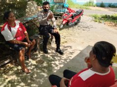 Personil Sat Binmas Polres MTB Brigpol Mario Uren Datangi Warga Kelurahan Saumlaki Guna Ajak Cegah Covid 19
