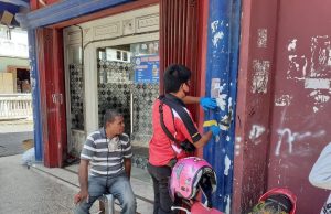 Polres MTB Tempelkan Brosur Ancaman Pidana Bagi Warga Yang Tidak Patuh Dalam Cegah Covid 19