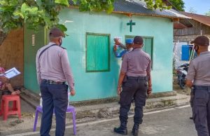 Personil Polsek Selaru Gencar Tempelkan Maklumat Kapolri Tentang Cegah Covid 19