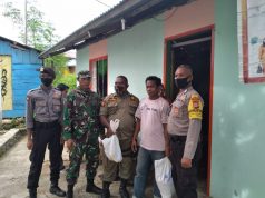 Bhabinkamtibmas Desa Sifnana Kawal Pembagian Bantuan Sosial Warga Pada RT 01 Sampai Dengan RT 25