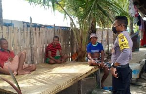 Ajak Warga Cegah Covid 19, Bhabinkamtibmas Desa Walerang Sambang Warganya