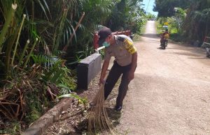 Cegah Covid 19, Bhabinkamtibmas Desa Watidal Turut Dalam Kerja Bakti