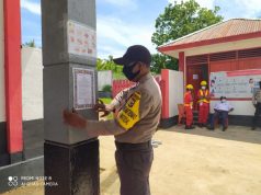 Bhabinkamtibmas Desa Watidal Tempelkan Maklumat Kapolri Tentang Cegah Covid 19