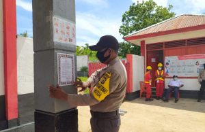 Bhabinkamtibmas Desa Watidal Tempelkan Maklumat Kapolri Tentang Cegah Covid 19