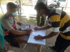 Bhabinkamtibmas Desa Werain Bersama Tim Relawan Melaksanakan Piket Posko Covid 19