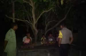 Bhabinkamtibmas Desa Werain Bubarkan Anak – Anak Mudah Yang Masih Duduk Berkerumun