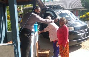 Bhabinkamtibmas Bersama Tim Relawan Satgas Covid 19 Desa Wermatang Ketat Mengawasi Keluar Masuk Warga