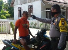 Bhabinkamtibmas Desa Wermatang Terjun Langsung Cek Suhu Tubuh Warganya