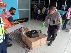 Polsek Wertamrian Lakukan Penyemprotan Cairan Disinfektan Pada Barang Penumpang Pesawat