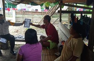 Bhabinkamtibmas Desa Wowonda Aktif Mensosialisasikan Dan Membagikan Maklumat Kapolri Cegah Covid 19