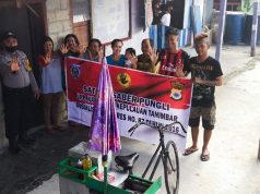 Kelompok Warga Kelurahan Saumlaki dalam giat Saber Pungli oleh Bhabinkamtibmas Kelurahan Saumlaki