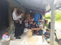 Bhabinkamtibmas Amdasa dalam kegiatan Binluh Maklumat Kapolri dan Protokol Kesehatan Pencegahan Covid-19 kepada warga