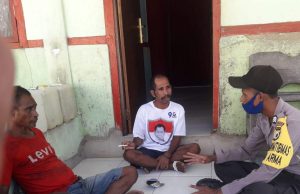 Bhabinkamtibmas Arma dalam giat sambang dan Sosialisasi Prosedur Standar Tatanan Baru ( New Normal ).