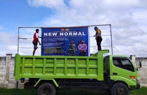 Pemasangan Spanduk dan Sosialisasi Prosedur Standar Tatanan Baru ( New Normal ) oleh Bhabinkamtibmas Kelurahan Saumlaki