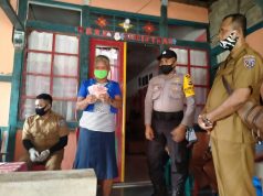 Pembagian Bantuan Langsung Tunai ( BLT ) di Desa Olilit Timur mendapatkan Pengawalan Bhabinkamtibmas.