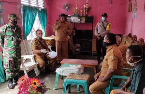 Bhabinkamtibmas dan Babinsa Olilit Barat kawal pemberian BLT di Desa