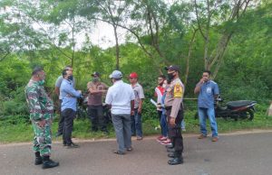 Bhabinkamtibmas Sifnana bersinergi dengan Babinsa laksanakan giat Pengamanan Pengukuran lahan warga di Desa