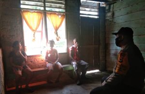 DDS ( Door to door System ) Bhabinkamtibmas Desa persiapan Ilngei Barat tentang Protokol Kesehatan Cegah Covid – 19