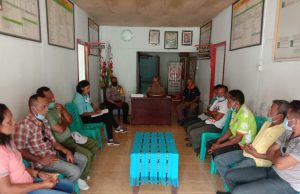Bhabinkamtibmas Lorulun hadiri Rapat Evaluasi bersama Tim relawan Covid-19 Desa Lorulun.