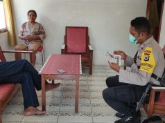 BHABINKAMTIBMAS OLILIT BARAT SOSIALISASIKAN MAKLUMAT KAPOLRI LEWAT GIAT DDS ( DOOR TO DOOR SYSTEM ).