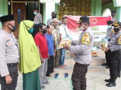 Untuk Warga Terdampak Covid-19, Polres MTB Bagikan Paket Sembako Bagi Para Penjaga Masjid