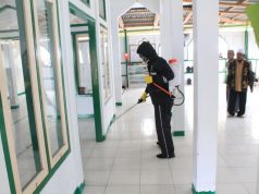 Polres MTB Bersama Brimob Kompi 3 Batalyon C Gelar Penyemprotan Disinfektan pada Masjid Baabuq Taqwa