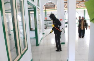 Polres MTB Bersama Brimob Kompi 3 Batalyon C Gelar Penyemprotan Disinfektan pada Masjid Baabuq Taqwa