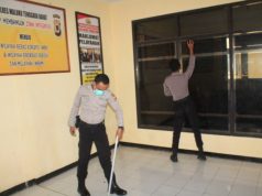 Personil SPKT Polres MTB Rutin Bersihkan Ruangan Kerja Guna Cegah Covid 19