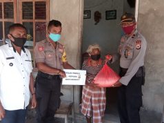 Polsek Fordata salurkan Bansos dari Kapolri kepada 10 warga kurang mampu yang terdampak covid-19 di Walerang