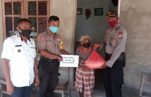 Polsek Fordata salurkan Bansos dari Kapolri kepada 10 warga kurang mampu yang terdampak covid-19 di Walerang