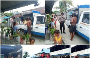 Kanit Binmas dan Bhabinkamtibmas Waturu Polsek Nirunmas laksanakan Binluh kepada sopir angkutan desa dan penumpang