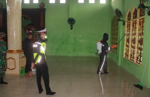 Masjid Baiturahman Saumlaki Kembali Dilakukan Penyemprotan Disinfektan Oleh Polres MTB