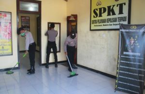 Personil SPKT Polres MTB Rutin Bersihkan Ruangan Kerja Guna Cegah Covid 19