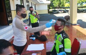 Personil Urkes Polres MTB Gelar Cek Suhu Tubuh Anggota Piket