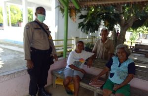 Bhabinkamtibmas Latdalam bincang – bincang bersama warga lewat giat sambang.