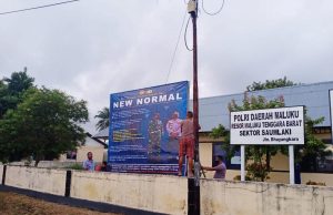 Sebagai bentuk Sosialisasi dan himbauan Polsek Tanimbar Selatan laksanakan pemasangan Spanduk NEW NORMAL Kapolri dan Panglima TNI di depan Mako Polsek