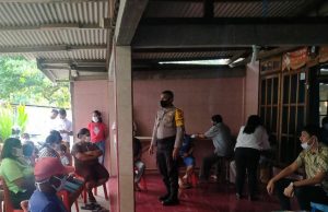 Pengamanan Pembagian Sembako Bhabinkamtibmas Desa Olilit Timur