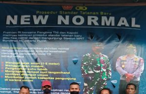 Bhabinkamtibmas Olilit Timur sosialisasikan Prosedur standar Tatanan Baru ( NEW NORMAL ) lewat pemasangan spanduk di Desa.