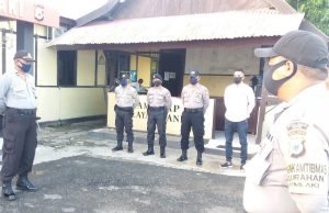 Waka Polsek Tanimbar Selatan pimpin apel pagi dan berikan App kepada personil awali pelaksanaan tugas