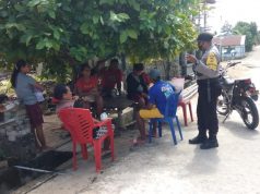 Dengan Patroli, Bhabinkamtibmas Desa Adaut Datangi Warga Dan Ajak Lawan Covid 19