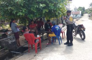 Dengan Patroli, Bhabinkamtibmas Desa Adaut Datangi Warga Dan Ajak Lawan Covid 19