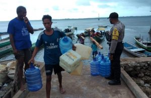 Bhabinkamtibmas Desa Adaut Himbau Warga Antisipasi Cuaca Ekstrim Serta Cegah Covid 19