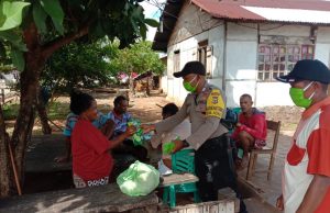 Bhabinkamtibmas Desa Adaut Turut Dan Serta Pam Pembagian Masker beserta Sabun Kepada Warga