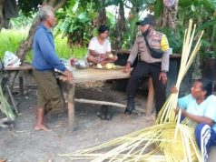 Cegah Covid 19, Bhabinkamtibmas Desa Adaut Datangi Warganya