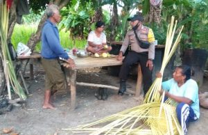 Cegah Covid 19, Bhabinkamtibmas Desa Adaut Datangi Warganya