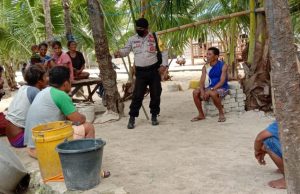 Sambangi Warga Di Beberapa RT, Bhabinkamtibmas Adodo Molu Ajak Bercocok Tanam Dan Cegah Covid 19