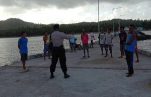 Bhabinkamtibmas Desa Adodo Molu Ajak Warga Yang Bekerumun Untuk Membubarkan Diri