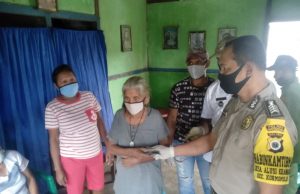 Bhabinkamtibmas Alusi Krawain Kawal Dan Pam Giat Pembagian BLT