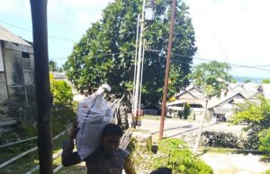 Bhabinkamtibmas Desa Amdasa Rutin Ajak Warga Bercocok Tanam Dan Cegah Covid 19